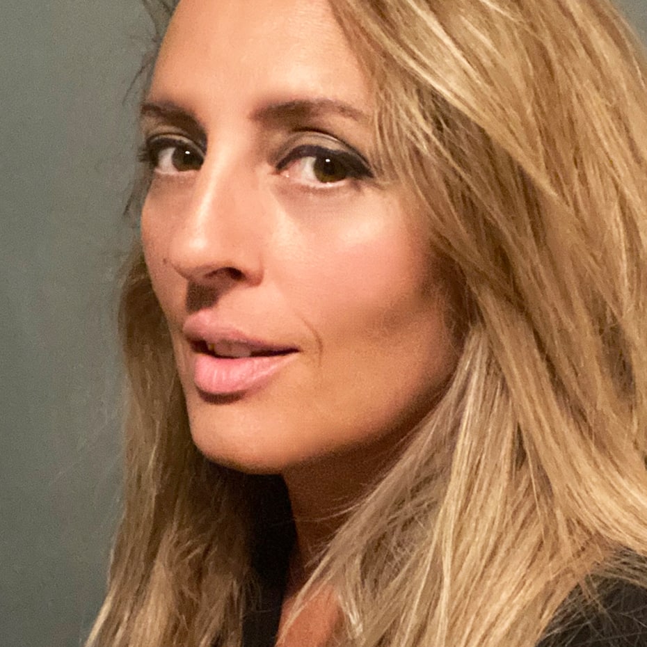 NEO-Team-Roxana-Aslani-Client-Projects-Consultant Close up, team photo of Roxana Aslani, Client Projects Consultant.